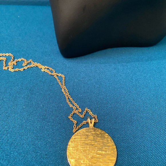 Amway Round Rose Floral Pendant Necklace - Picture 2 of 3